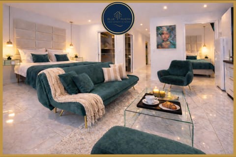 Bed, TV and multimedia, Living room, Photo of the whole room, Seating area, Bedroom