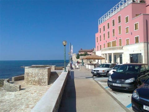 Property building, Day, Neighbourhood, Sea view, Street view, Location