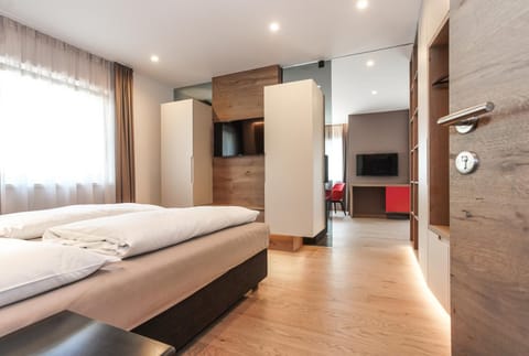 Bed, TV and multimedia, Living room, Photo of the whole room, Bedroom