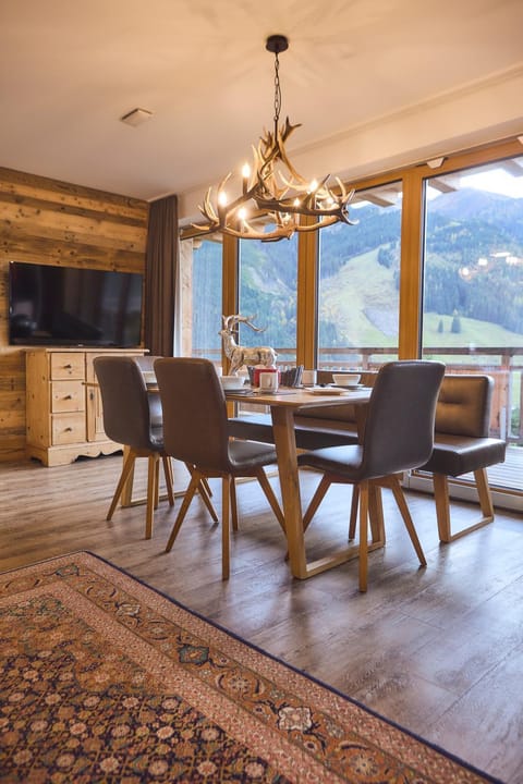 Photo of the whole room, Dining area