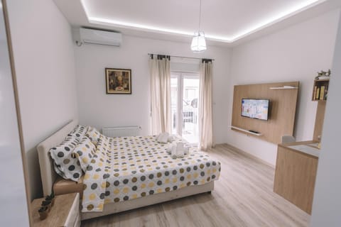 Bed, TV and multimedia, Photo of the whole room, air conditioner