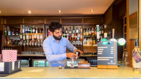 Communal lounge/ TV room, Lounge or bar, Food and drinks, Drinks