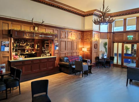 Communal lounge/ TV room, Lounge or bar, Food and drinks, Seating area, Drinks