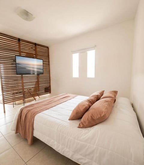 TV and multimedia, Photo of the whole room, Bedroom