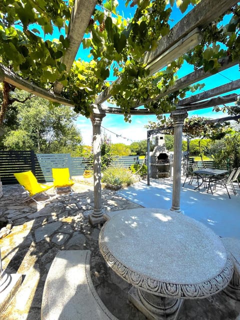 Day, Natural landscape, Garden, Balcony/Terrace, Dining area, Garden view