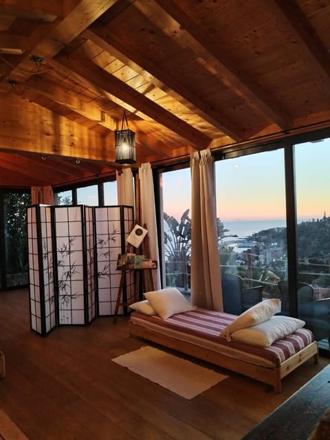 Photo of the whole room, Sea view