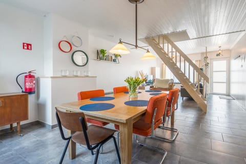 Photo of the whole room, Dining area