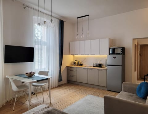 TV and multimedia, Coffee/tea facilities, Kitchen or kitchenette, oven, stove