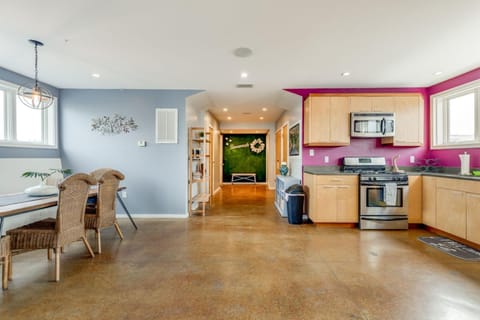 Kitchen or kitchenette, Dining area, minibar, pet friendly, stove