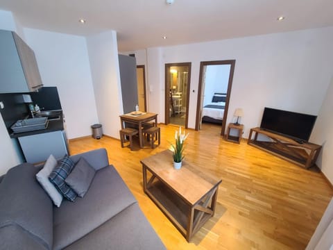 Bed, Kitchen or kitchenette, Living room, Seating area, Dining area, Mountain view, Family