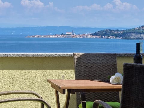 Natural landscape, View (from property/room), Balcony/Terrace, Seating area, Mountain view, Sea view