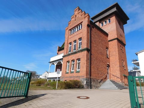 Property building, Nearby landmark, Facade/entrance, Neighbourhood