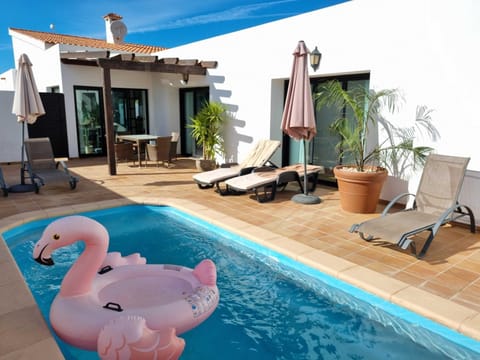 Pool view, Swimming pool, sunbed