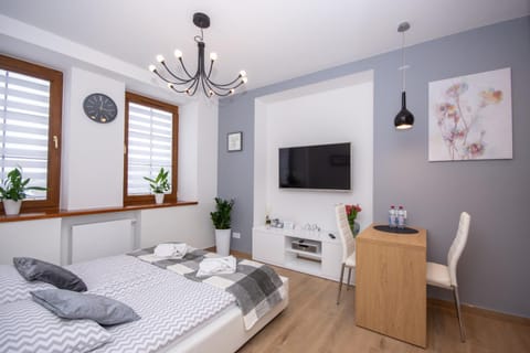 Bed, TV and multimedia, Photo of the whole room, Bedroom, towels