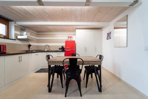 Kitchen or kitchenette, Dining area, stove, toaster