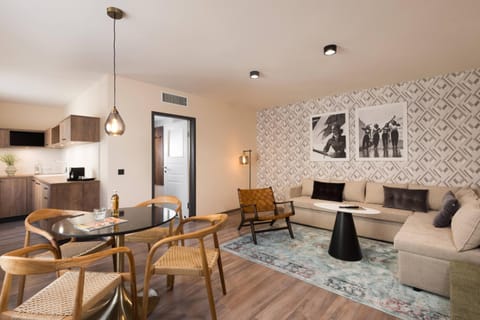 Kitchen or kitchenette, Living room, Seating area, Dining area