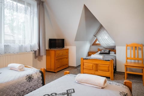 Bed, TV and multimedia, Photo of the whole room, towels