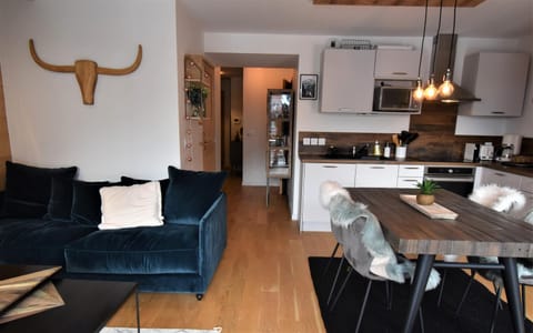 Kitchen or kitchenette, Living room, Seating area, Dining area, Communal kitchen
