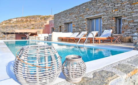 Property building, Swimming pool, sunbed