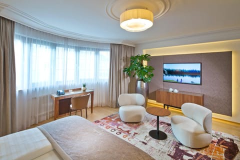 Bed, TV and multimedia, Living room, Photo of the whole room, Seating area, Bedroom