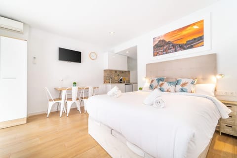 Photo of the whole room, Dining area