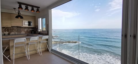 LA PERLA CRUISE Apartment on Private Beach, Modern with Aircon & wifi Apartment in Benalmadena