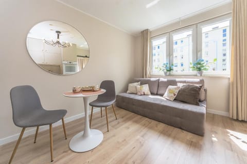 Bed, Living room, Photo of the whole room, Seating area, Dining area, Bedroom