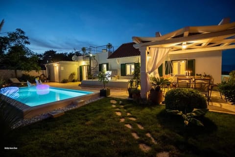 House Diana - heated swimming pool and jacuzzi Villa in Zadar County
