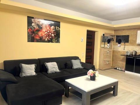 TV and multimedia, Coffee/tea facilities, Kitchen or kitchenette, Living room, Seating area, Dining area, toaster
