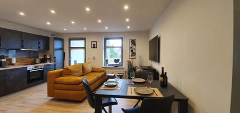 Communal lounge/ TV room, TV and multimedia, Kitchen or kitchenette, Living room, Seating area, Dining area, Evening entertainment