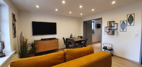 TV and multimedia, Living room, Seating area, Evening entertainment