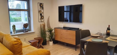 TV and multimedia, Living room, Seating area, Dining area