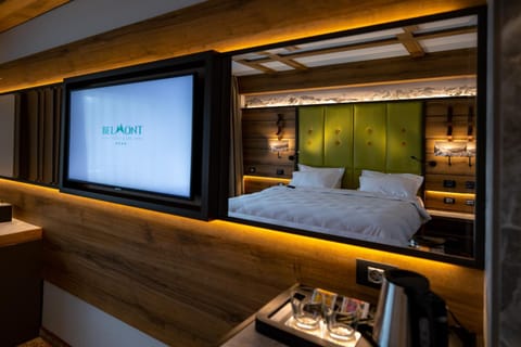 Bed, TV and multimedia, Photo of the whole room, Bedroom