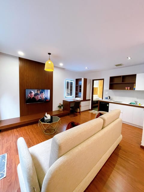 TV and multimedia, Kitchen or kitchenette, Living room, Seating area