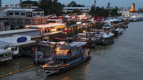 Nearby landmark, River view, Location