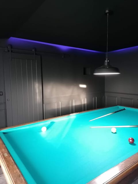 Billiard, Game Room