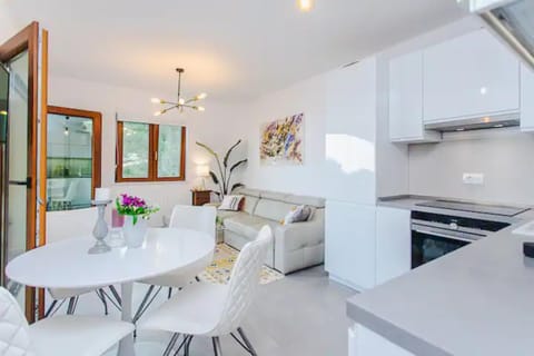 Kitchen or kitchenette, Living room, Seating area, Dining area, dishwasher, oven, pet friendly, stove