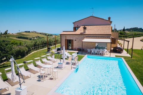 Property building, Patio, Spring, Day, Natural landscape, Garden, Garden view, Pool view, Swimming pool, sunbed