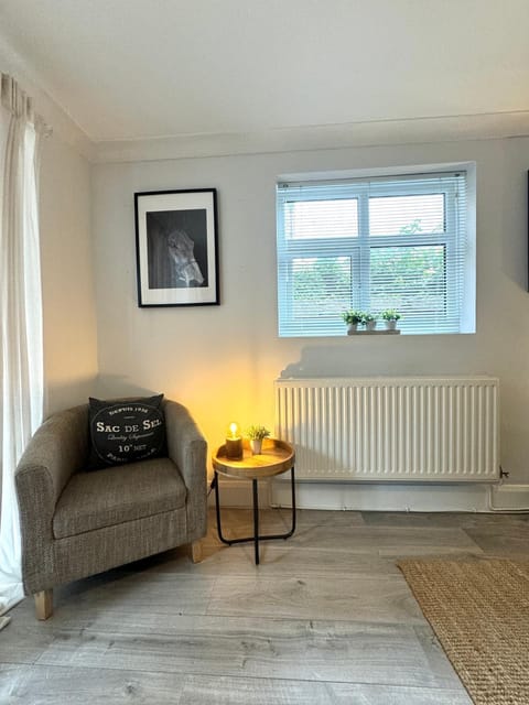 Chester's - Central Chester Stays - City Walls - Private Garden Overlooking River Dee Apartment in Chester