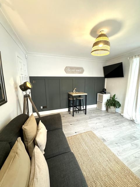 Chester's - Central Chester Stays - City Walls - Private Garden Overlooking River Dee Apartment in Chester