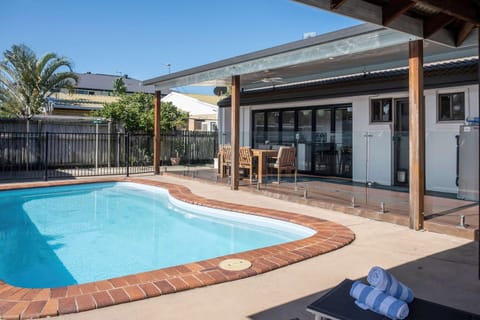 Patio, Swimming pool, sunbed
