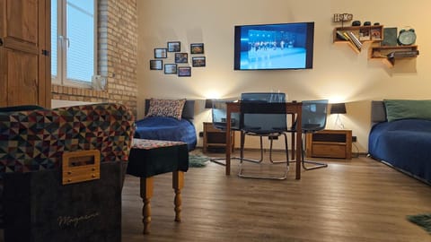 TV and multimedia, Living room, Seating area, Evening entertainment