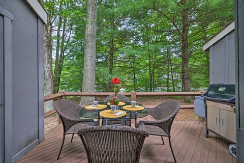 Cozy Poconos Townhome with Fireplace Near Jack Frost House in Kidder Township