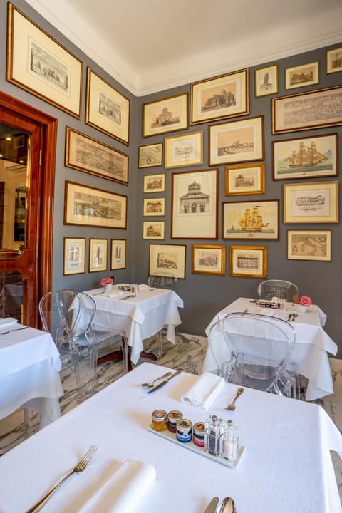 Restaurant/places to eat, Living room, Lounge or bar, Breakfast