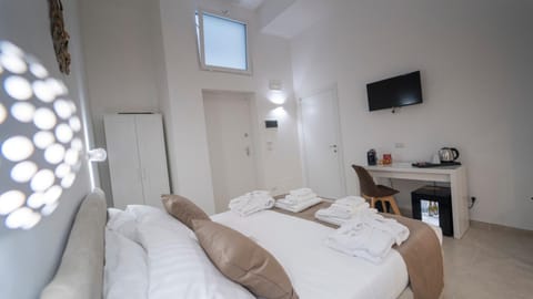 Bed, TV and multimedia, Photo of the whole room, Bedroom