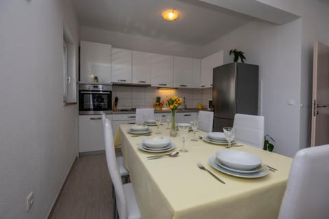 Apartment with big and free private parking Apartment in Makarska