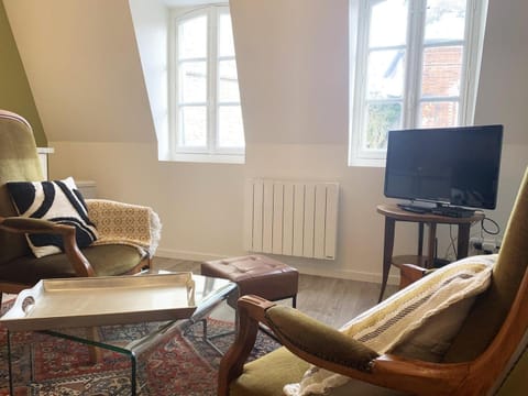 Klimt - Parking - Independent Entrance Apartment in Chartres