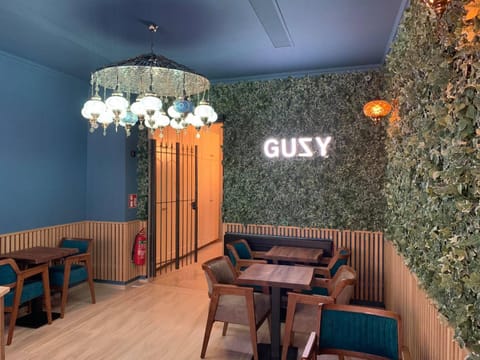 Restaurant/places to eat, Lounge or bar