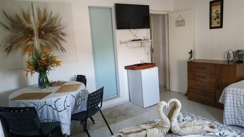 Bed, TV and multimedia, Photo of the whole room, oven