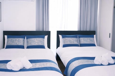 Bed, Bedroom, towels